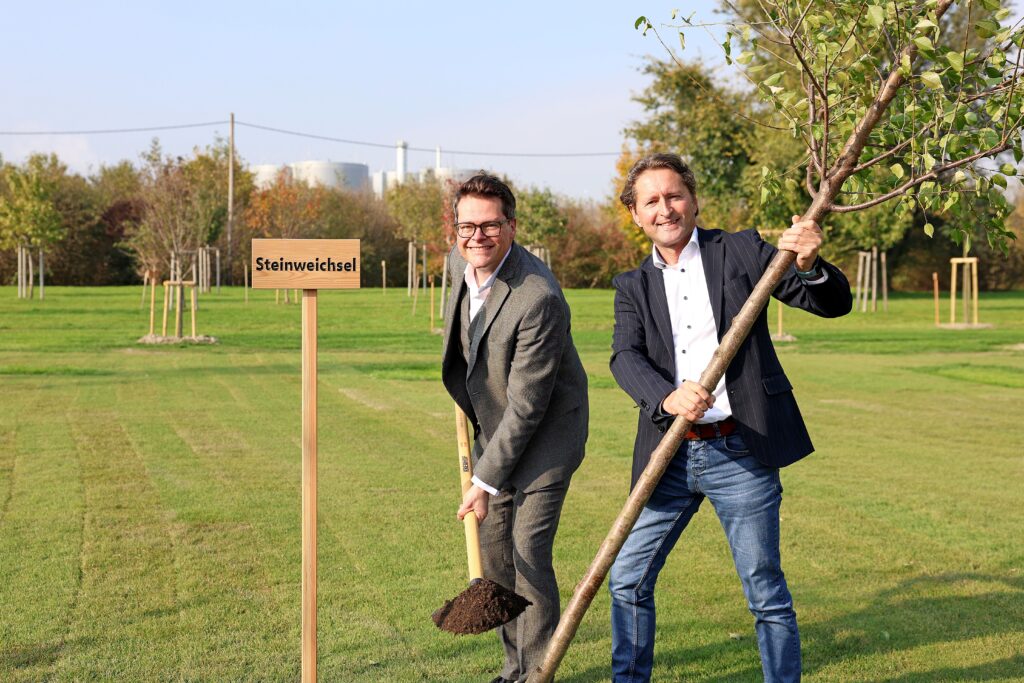 Das Bild zeigt Klimastadtrat Jürgen Czernohorszky und ebswien-Direktor Günther Schmalzer beim Pflanzen eines Baumes, gang genau einer Steinweichsel. © Stadt Wien/Martin VOTAVA